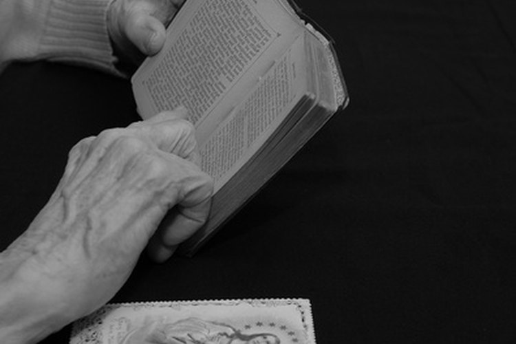 Las personas mayores de edad disfrutan reunirse para estudiar la Biblia y realizar otras actividades cristianas.