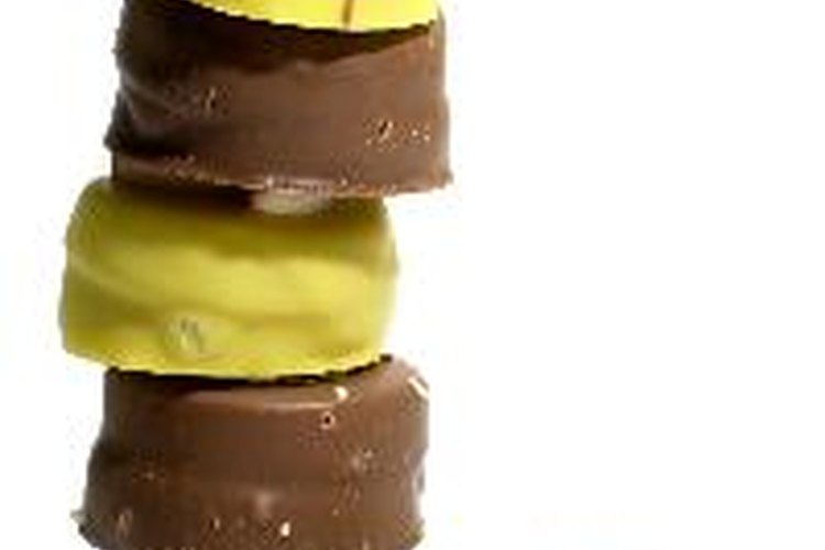 Estos petit fours son versiones de un bocado de los pasteles más grandes.