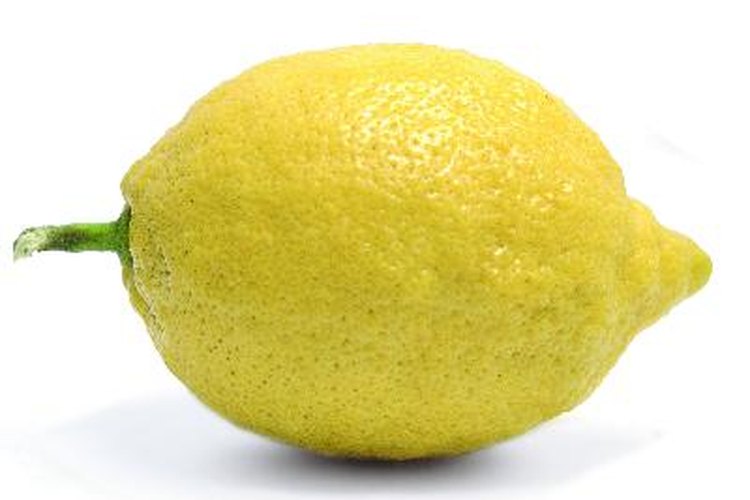 Los limoneros son un agregado vibrante para cualquier patio y son relativamente fáciles de mantener.