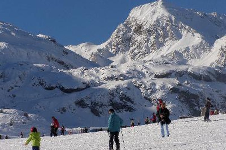 Los instructores de ski pasan su día de trabajo esquiando con clientes en una montaña.