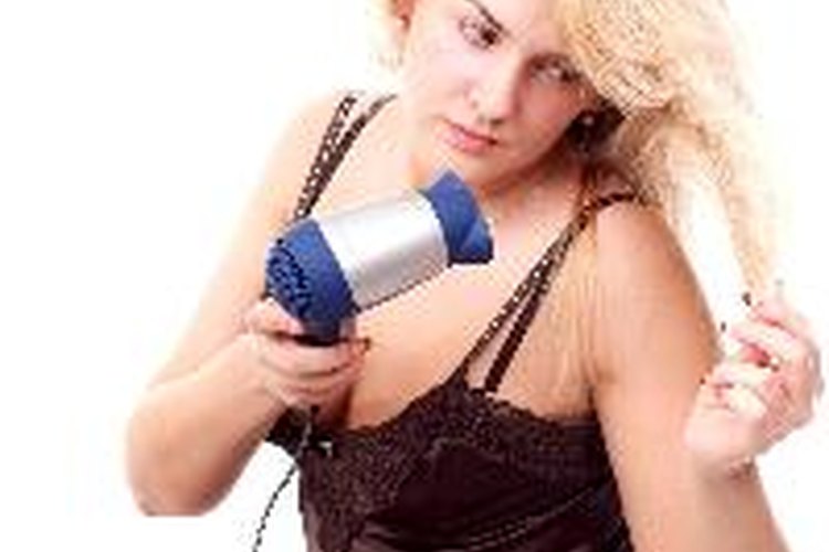 Los tratamientos de queratina, por lo general, contienen formaldehído o sus derivados para romper los enlaces químicos en el cabello.