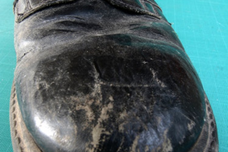 El pegamento epoxy es utilizado en la artesanía, reparación de calzado y de metal.