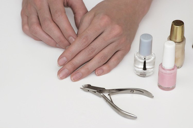Aprende cómo hacer una manicura en la escuela de belleza internacional.