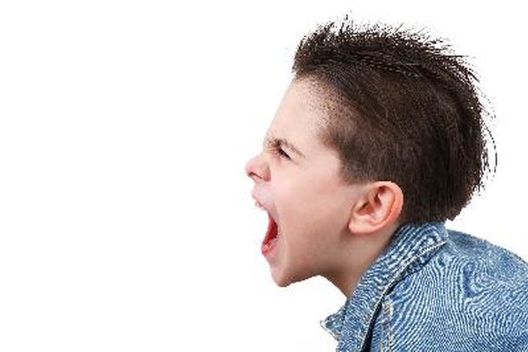 Utiliza estrategias de disciplina positivas para un niño con problemas emocionales y de comportamiento.