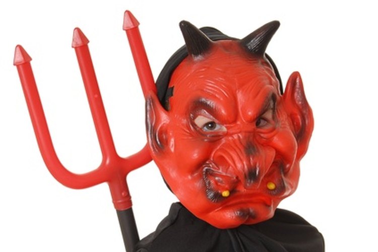 Pinta tu cara en lugar de utilizar una máscara de diablo.