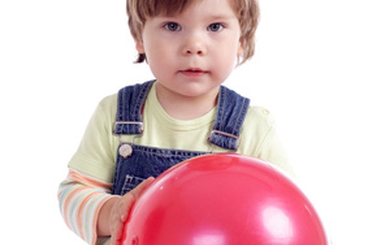 Utiliza una pelota ligera de goma para juegos en el patio.