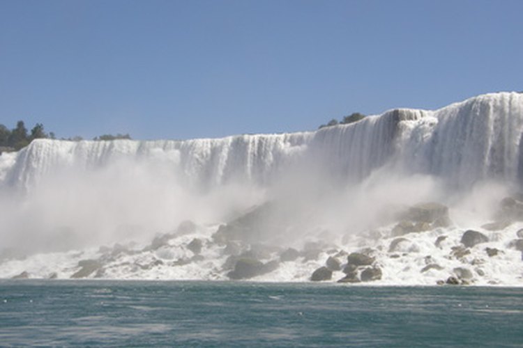 Niagara Falls con nieve es un paisaje majestuoso.