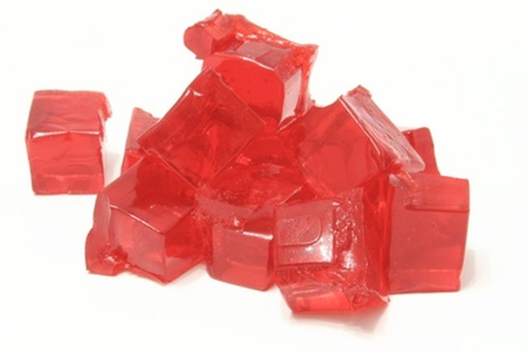 Hacer un moldes Jell-O es un proceso sencillo y sólo requiere de sus preferencias creativas para el diseño.
