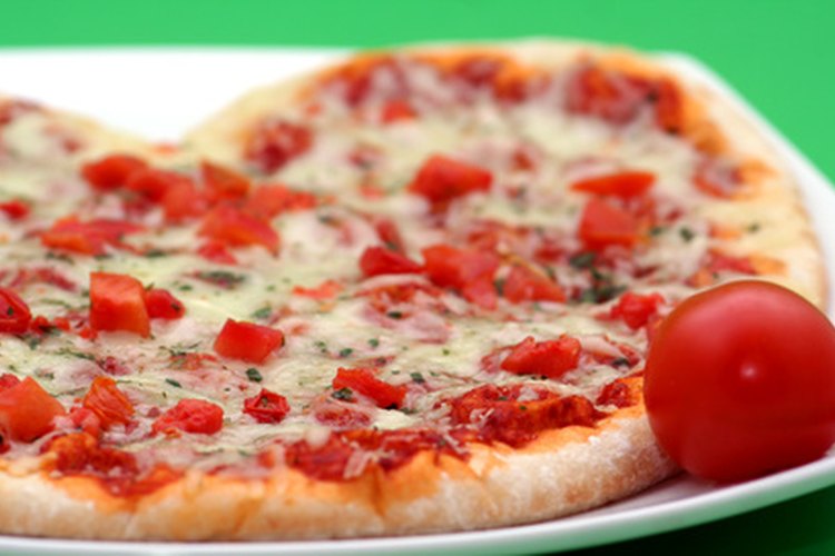 Levanta un lado de la pizza cuando se esté cocinando para ver si tiene un ligero tono tostado, que indica que está lista para sacarla del horno.