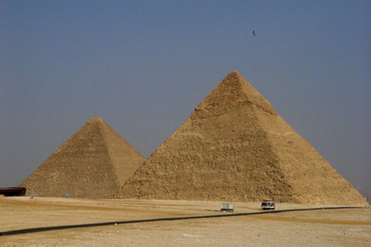 Las pirámides de Egipto son un ejemplo de la arquitectura piramidal antigua.
