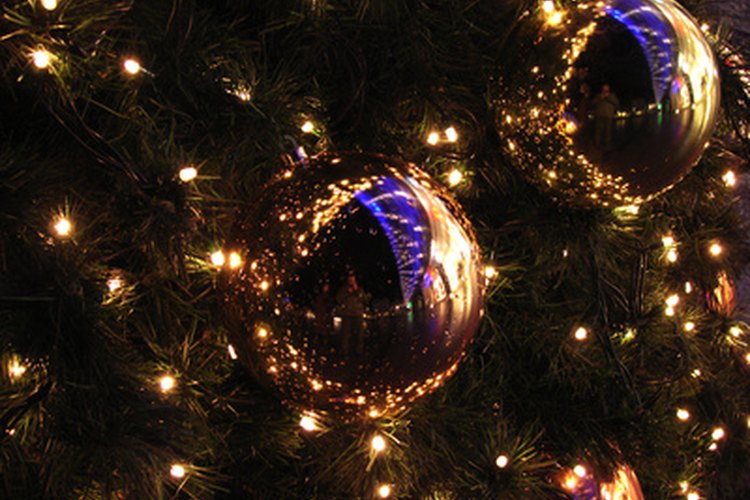 Los árboles de Navidad negros crean un punto focal dramático en la decoración navideña.