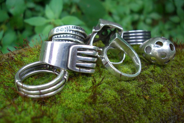 Compara los anillos de metal de color gris.
