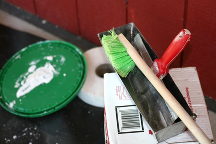 El compuesto para juntas o empaste, es un material de construcción similar a la pasta usado para hacer el acabado del drywall.