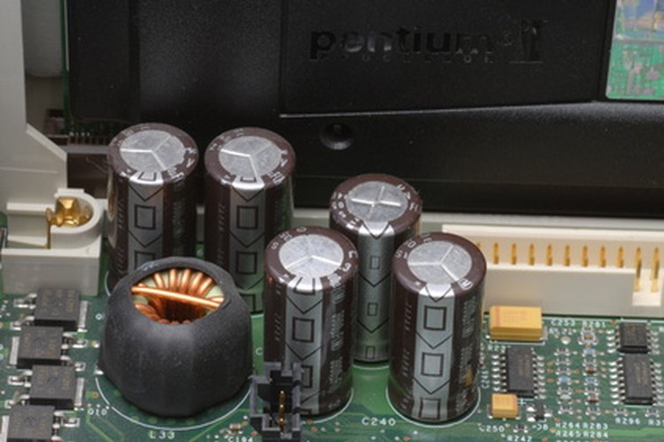Capacitores electrolíticos en un circuito de tablero.