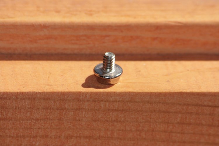 Los tornillos de cabeza cuadrada son utilizados para fijar el metal a la madera.