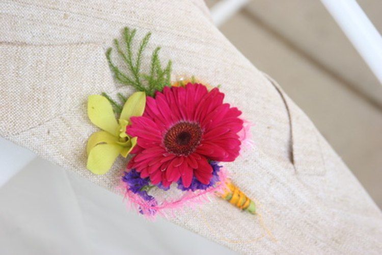 Boutonnieres o flores en el ojal.
