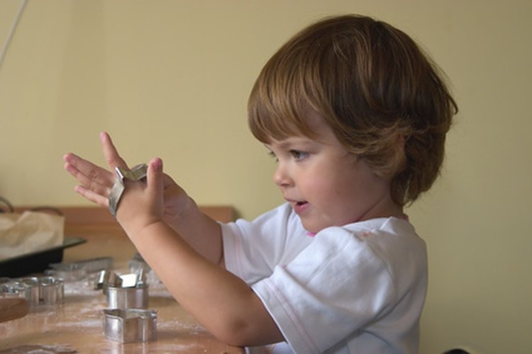 Invita a tu preescolar a la cocina para enseñarle habilidades básicas para cocinar.