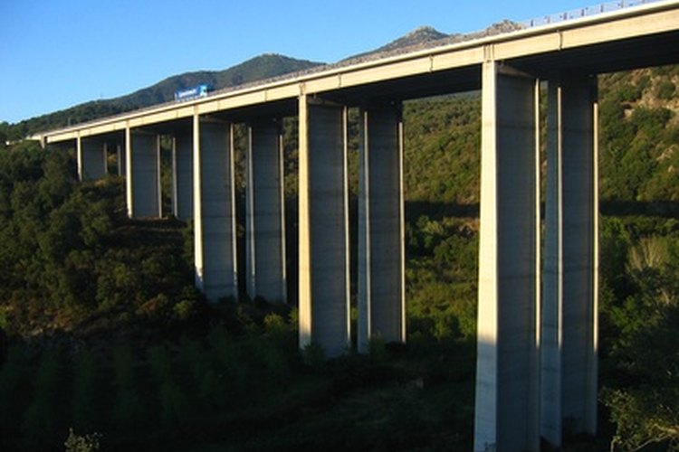 Los ingenieros civiles ayudan en la construcción de puentes.