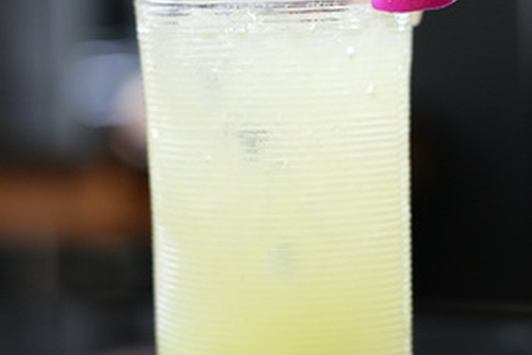 Más allá de sus aplicaciones prácticas, el jugo de limón también es parte de varios tragos refrescantes de verano.