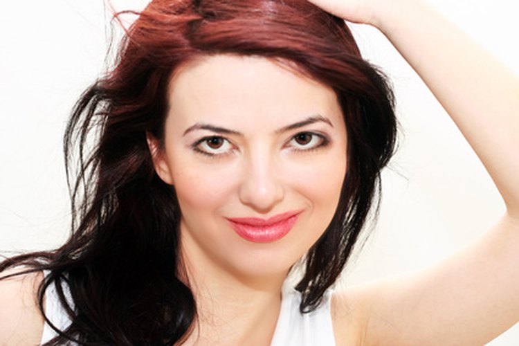 Elige una iluminación para tu cabello en un color que te favorezca.