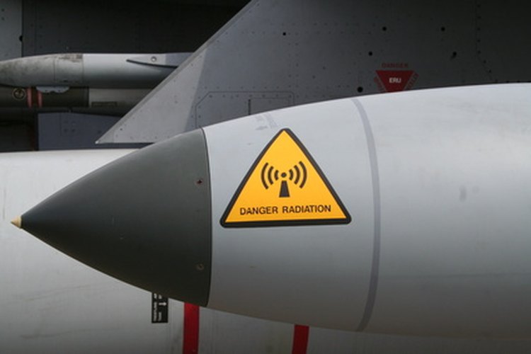 Un fuerte arsenal de armas nucleares puede ser usado como elemento disuasorio de una guerra nuclear.