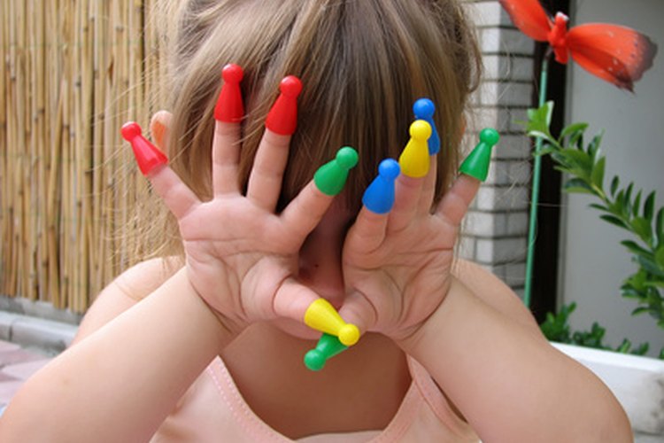 Los juegos de dedos son una manera divertida de ayudar a los niños a aprender sobre la autoestima.