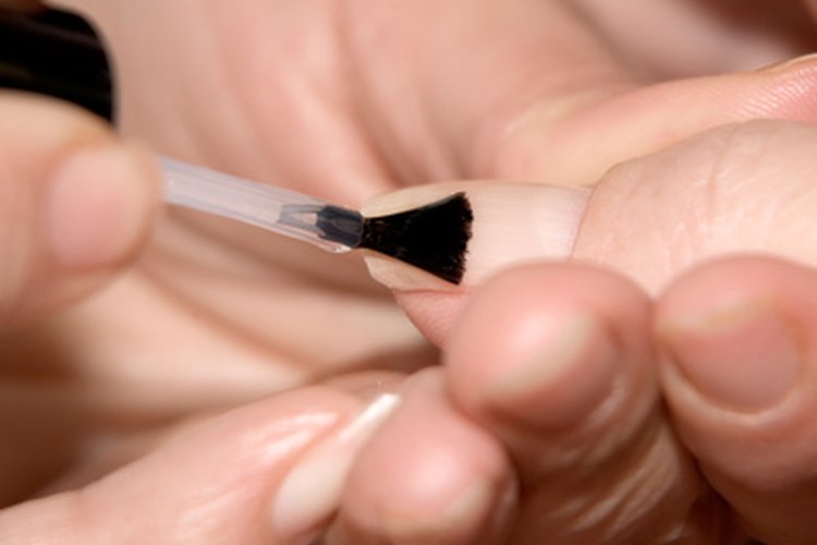 Para conservar las uñas bonitas, mantén el desgaste de las manicuras al mínimo.