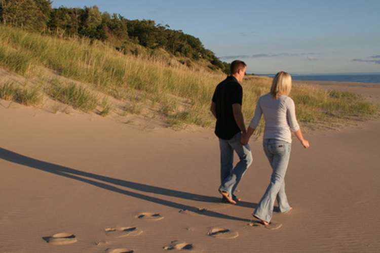 Si prefieres una actividad tranquila, lleva a tu cita a una caminata por la playa.