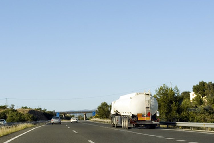 Los ingenieros civiles planean y mantienen sistemas de carreteras.