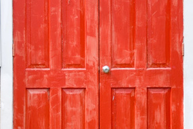 Cuando tu puerta se ve vieja, dale una nueva capa de pintura para que se vea como nueva.