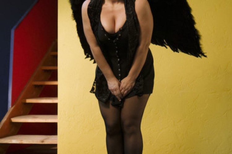 Una vestimenta de ángel negro es una idea fácil para crear en Noche de Brujas.