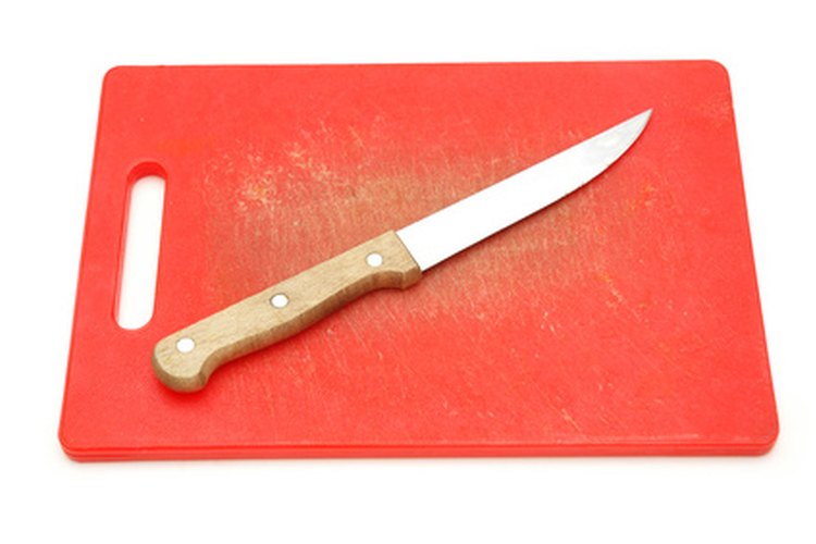 Trabaja sobre una tabla para cortar de plástico para evitar que se manchen otras superficies.