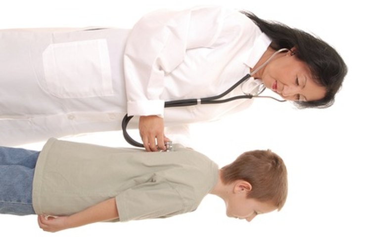 Los enfermeros de oncología pediátrica proporcionan el tratamiento para niños con cáncer.