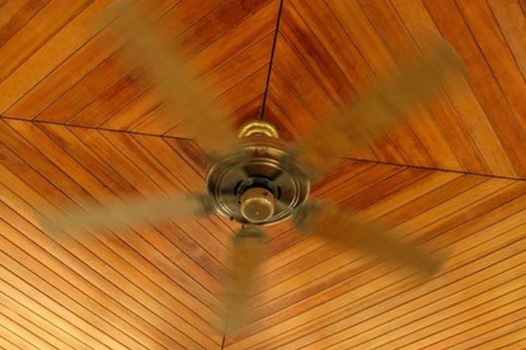 Los ventiladores de techo tienen tres o cuatro cables principales.