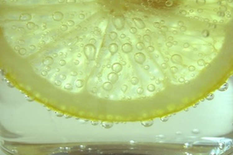 El dióxido de carbono se almacena bajo presión extrema en un sifón de soda.