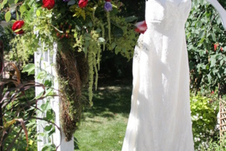 Teñir tu vestido de novia puede ayudarte a combinar la paleta de colores de tu boda.