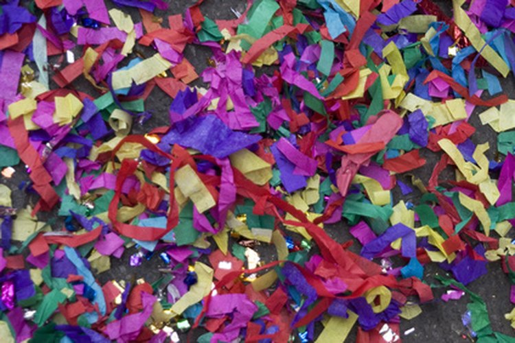 Rocía confeti en el pastel, los regalos, y las mesas de alimentos como una decoración colorida.