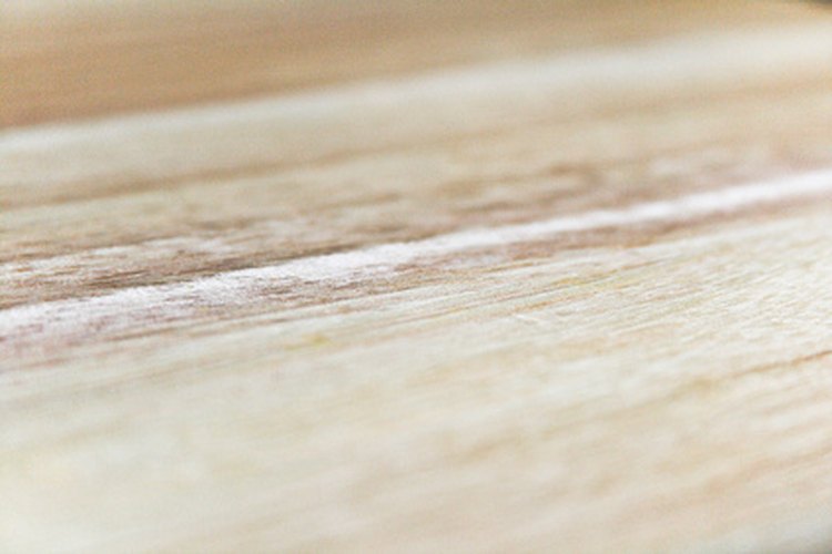 Las tablas de madera compuesta están hechas de fibras de madera, y a veces de plástico.