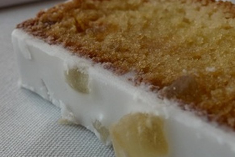 Una rebanada de pastel horneado a la perfección.