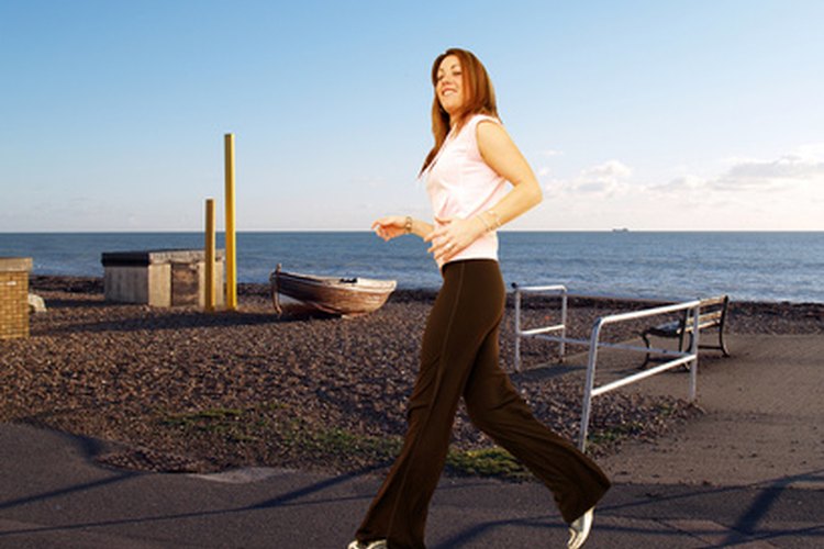 Utiliza un viejo par de pantalones de ejercicios como patrón para hacer tus propios pantalones deportivos.