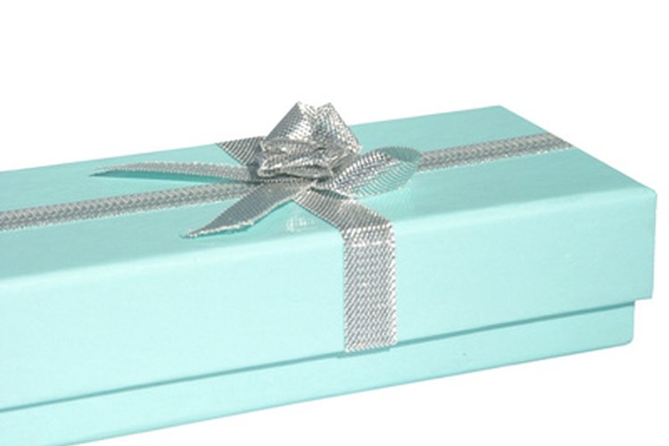 Envuelve una caja de regalo con cinta, para hacer un regalo de dinero.