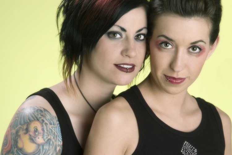 Los piercings pueden pasar por el centro o el lado del labio superior o inferior.