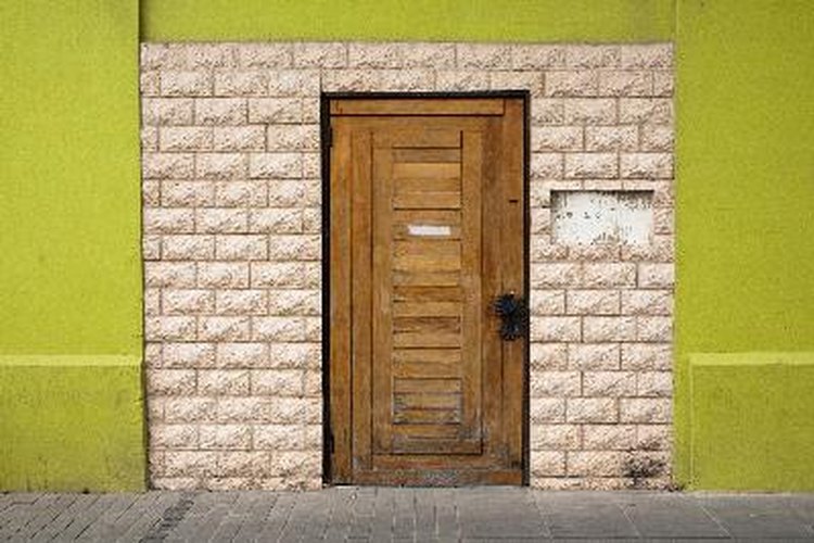 Los códigos de construcción usualmente requieren que puertas cortafuegos adheridas a los garajes.