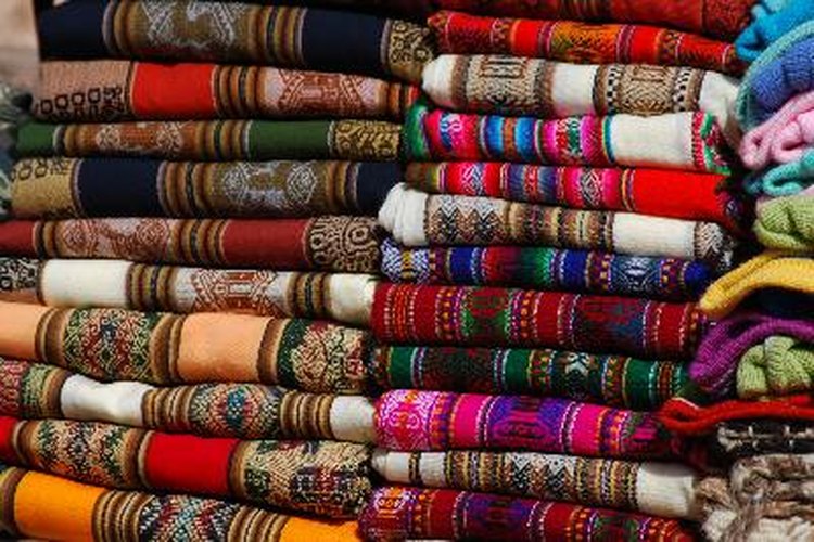 La ropa peruana tiene colores vibrantes.