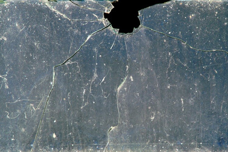 Deducir el costo de una ventana rota de su mensualidad es una buena manera de evitar que los niños jueguen a la pelota en la casa.