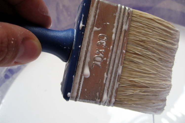 La pintura satinada tiende a promover más brillo que la pintura mate.