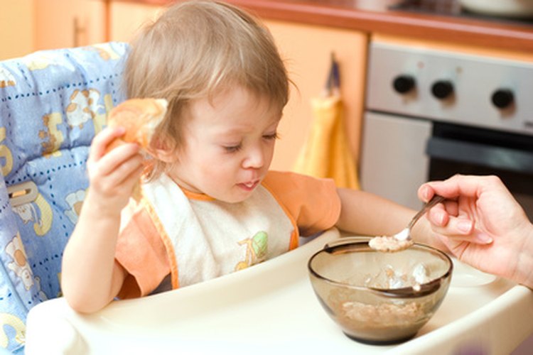 A los 8 meses, los hábitos de alimentación de tu bebé pueden comenzar a cambiar.