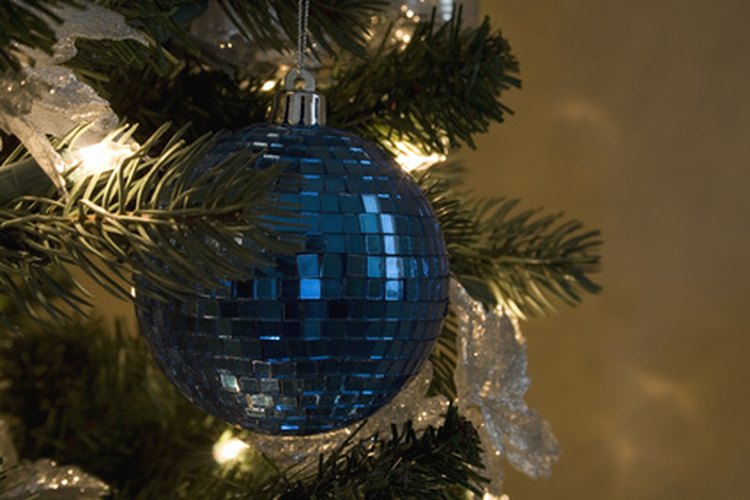 Usa adornos espejados azules para aprovechar al máximo el efecto de las luces.