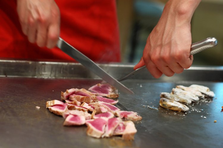 Un asistente de cocina ayuda al chef principal.