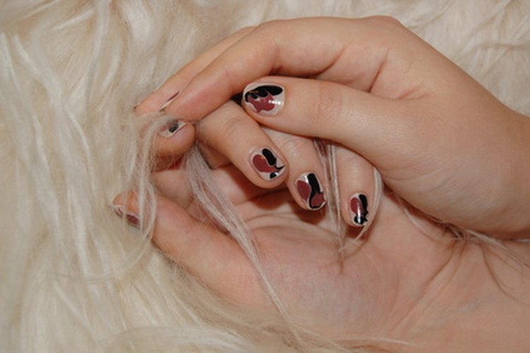 El acrílico se usa para aplicar uñas artificiales.